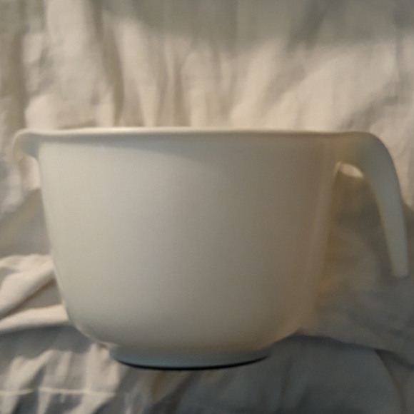 Rubbermaid Other - Rubbermaid 12 cup mixing bowl #2663